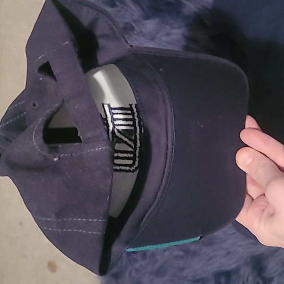 Mens notre dame fighting Irish hat and shirt combo. Size large. - Picture 3 of 4